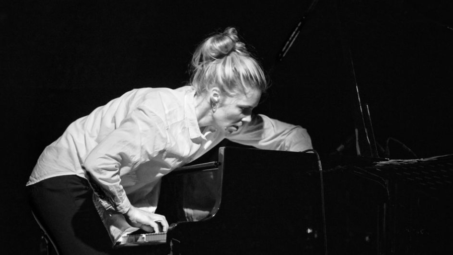 Grand Piano: Julia Kadel